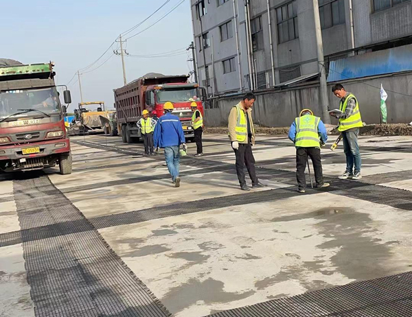 花溪老材料的新故事：玻璃纤维土工格栅如何在‘白改黑’浪潮中重获新生？
